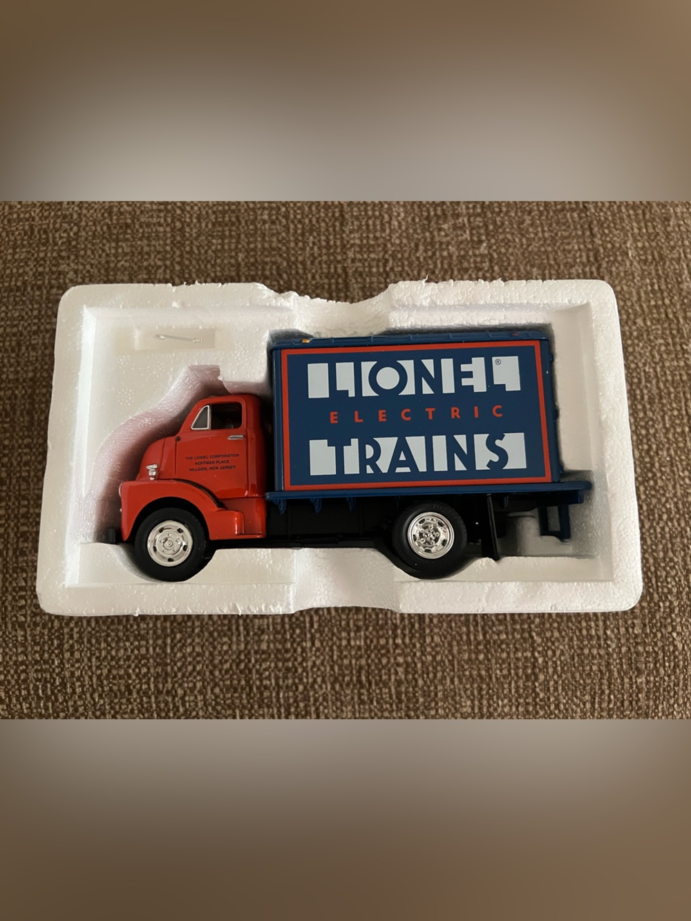 NIB Lionel Electric Trains 1952 GMC Box Truck Model  Scale 1/34 Limited Edition